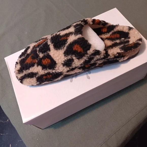 Women's Slippers - Picture 3 of 7